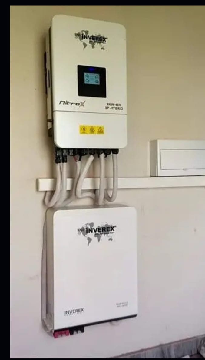 Solar inverter and battery installation